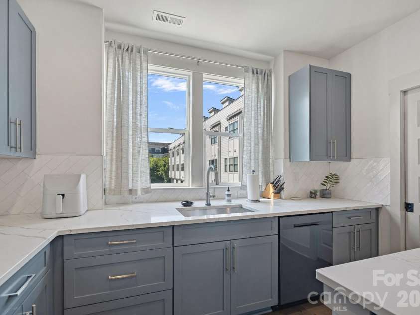 1725 Wesley Green Way, Charlotte, NC 28208.  MLS# CAR4415715, YatesRealty ID 46256. 