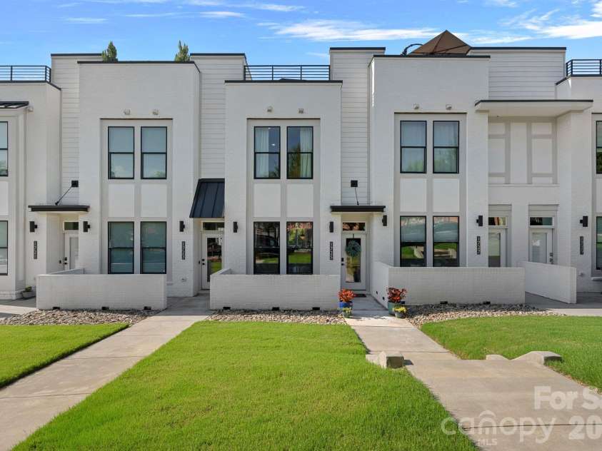 1725 Wesley Green Way, Charlotte, NC 28208.  MLS# CAR4415715, YatesRealty ID 46256. 