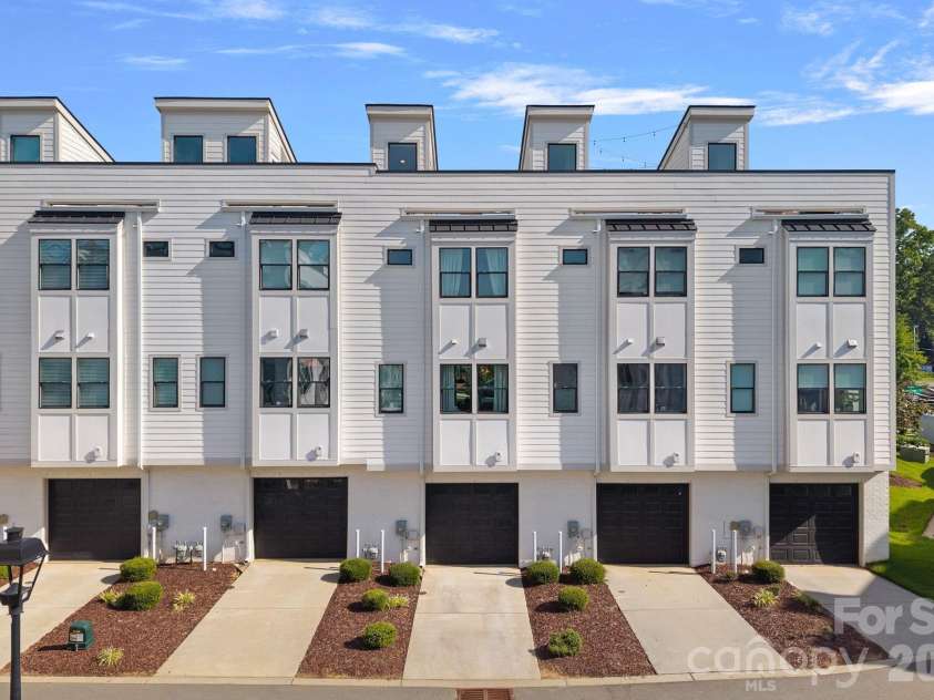 1725 Wesley Green Way, Charlotte, NC 28208.  MLS# CAR4415715, YatesRealty ID 46256. 