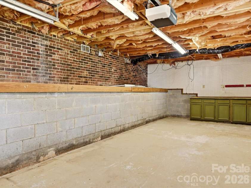 20845 Lagoona Drive, Cornelius, NC 28031.  MLS# CAR4417083, YatesRealty ID 46260. 1 car garage