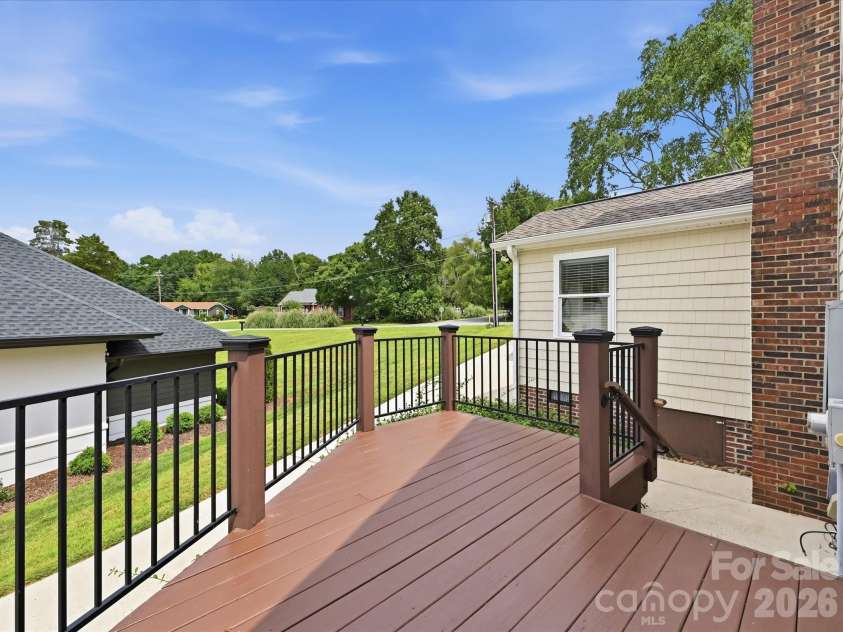 20845 Lagoona Drive, Cornelius, NC 28031.  MLS# CAR4417083, YatesRealty ID 46260. Additional side deck!