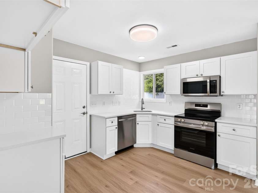 3808 Nuthatch Drive, Indian Trail, NC 28079.  MLS# CAR4416585, YatesRealty ID 46267. Fully Renovated kitchen