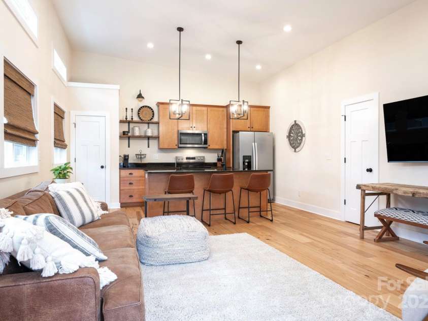 20 & 22 Garden Road, Asheville, NC 28804.  MLS# CAR4219910, YatesRealty ID 4627. 20 Garden - Open and Airy
