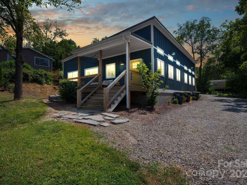 20 & 22 Garden Road, Asheville, NC 28804.  MLS# CAR4219910, YatesRealty ID 4627. 22 Garden - Rear Unit with Easy Driveway Access