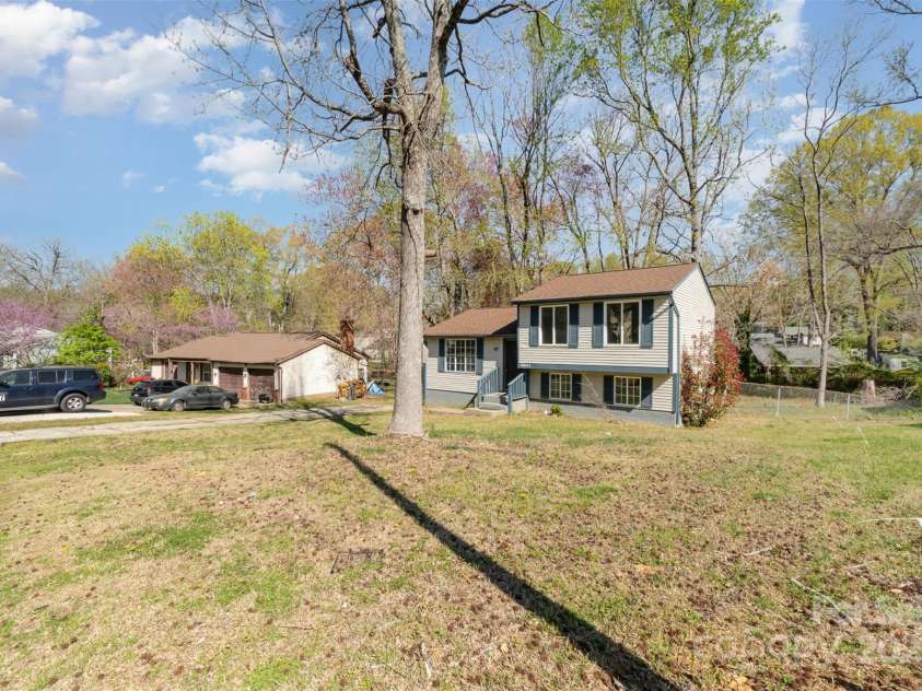 6847 Saddle Point Road, Charlotte, NC 28212.  MLS# CAR4237052, YatesRealty ID 4629. 