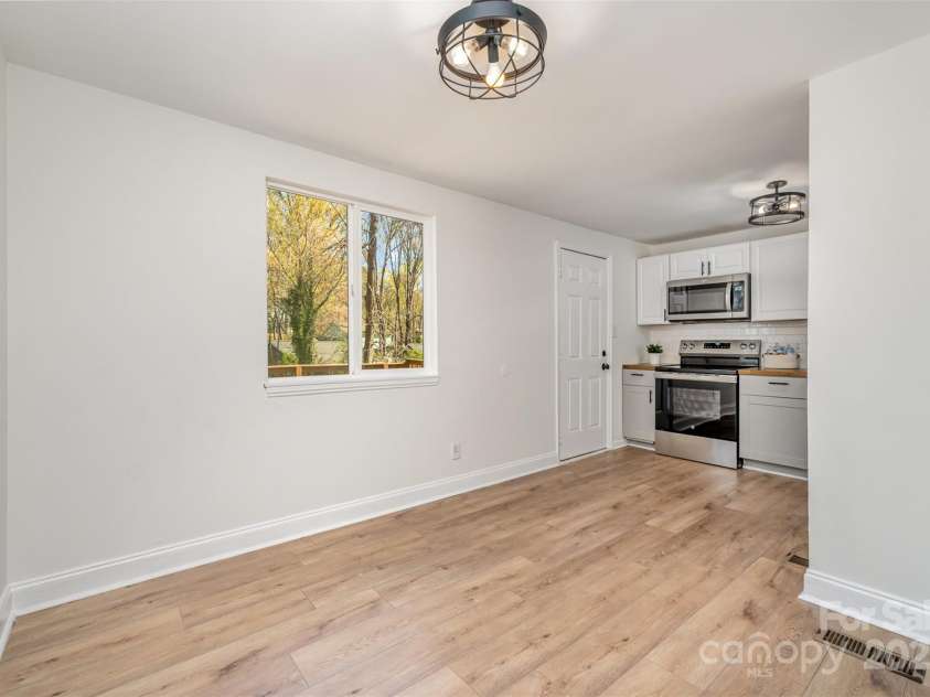 6847 Saddle Point Road, Charlotte, NC 28212.  MLS# CAR4237052, YatesRealty ID 4629. Dining room looking into kitchen