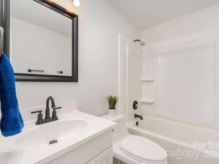 6847 Saddle Point Road, Charlotte, NC 28212.  MLS# CAR4237052, YatesRealty ID 4629. Full bath upstairs