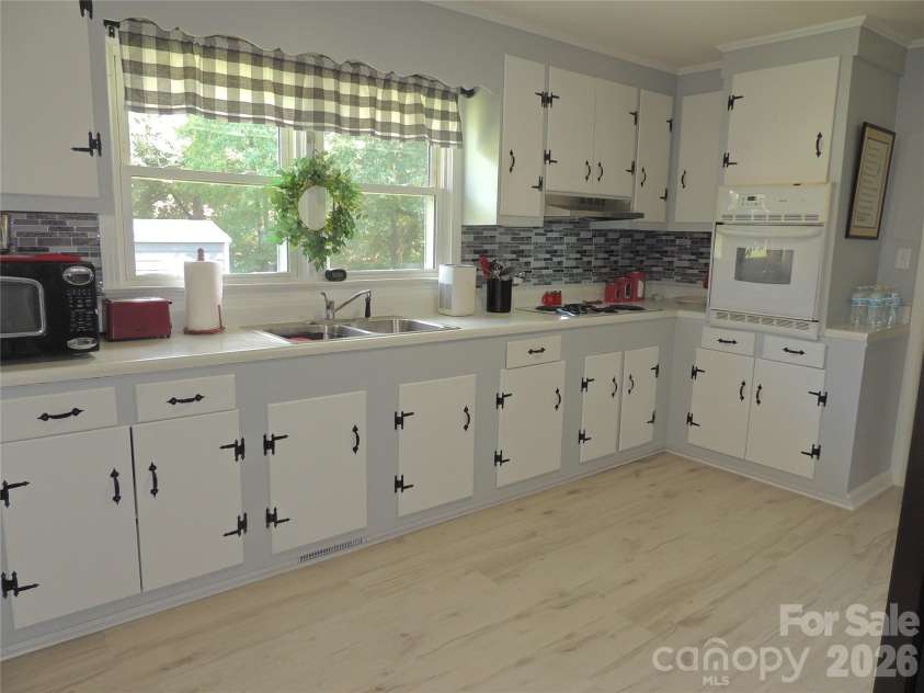 189 Westbrook Drive, Forest City, NC 28043.  MLS# CAR4417322, YatesRealty ID 46299. Kitchen