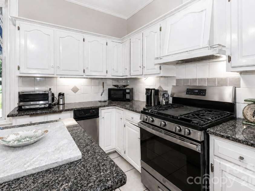 804 Broad Street, Statesville, NC 28677.  MLS# CAR4413375, YatesRealty ID 46302. 