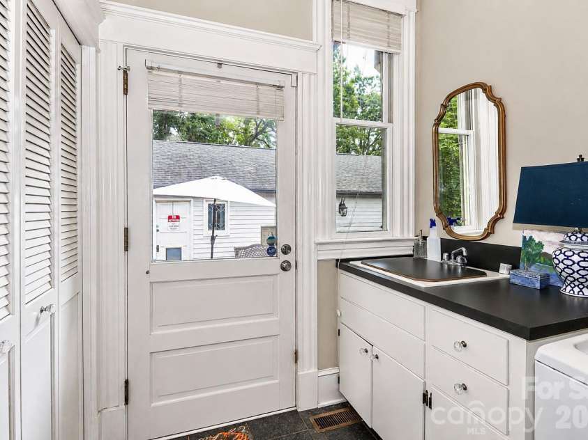 804 Broad Street, Statesville, NC 28677.  MLS# CAR4413375, YatesRealty ID 46302. 
