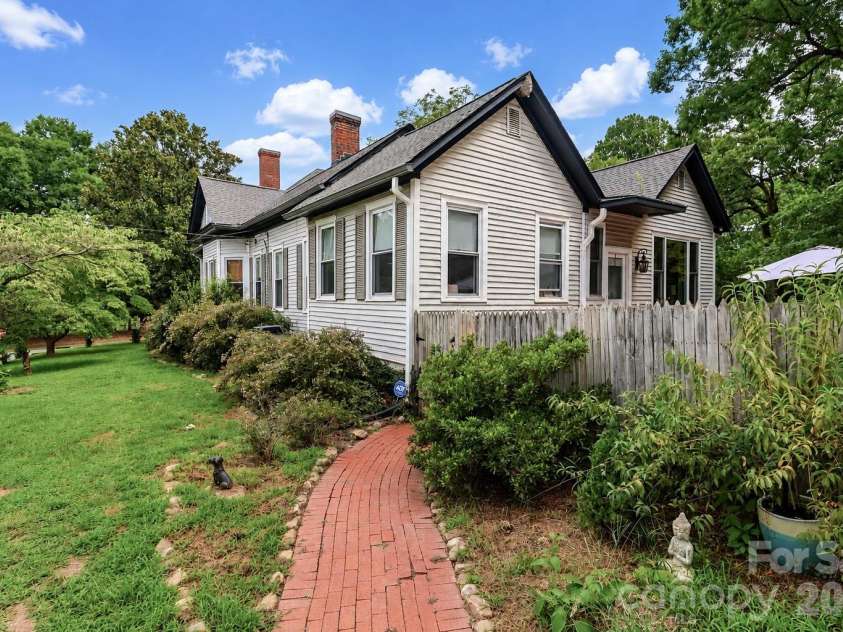 804 Broad Street, Statesville, NC 28677.  MLS# CAR4413375, YatesRealty ID 46302. 