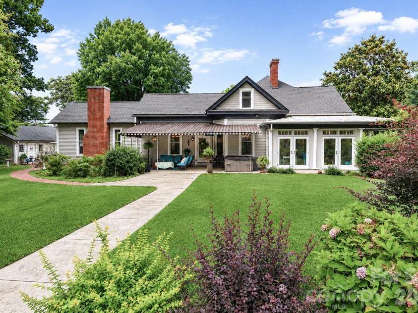 804 Broad Street, Statesville, NC 28677.  MLS# CAR4413375, YatesRealty ID 46302. 