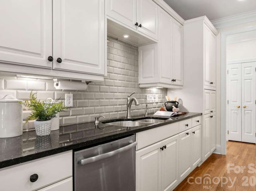 5604 Challis View Lane, Charlotte, NC 28226.  MLS# CAR4416834, YatesRealty ID 46303. 