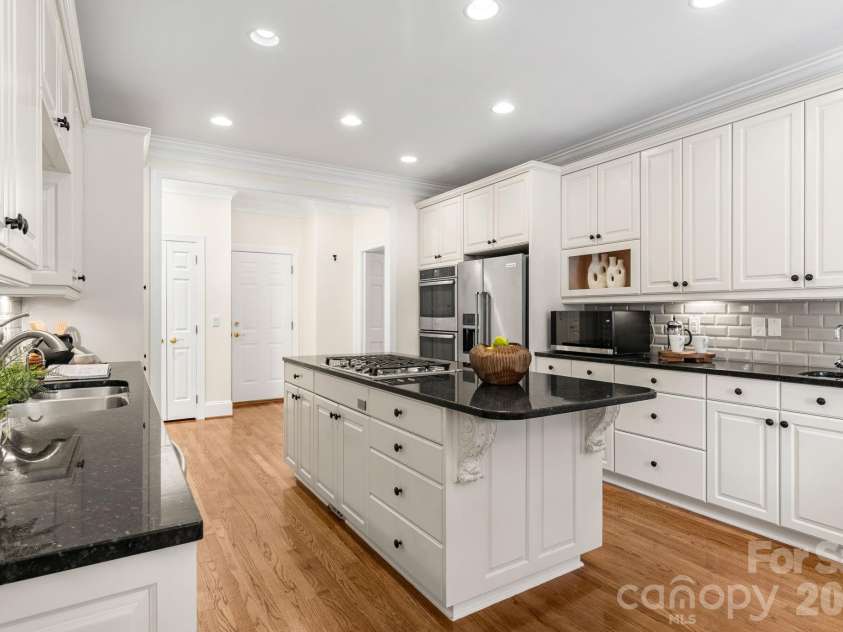 5604 Challis View Lane, Charlotte, NC 28226.  MLS# CAR4416834, YatesRealty ID 46303. 