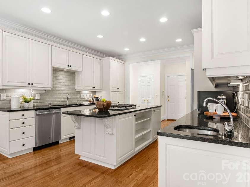 5604 Challis View Lane, Charlotte, NC 28226.  MLS# CAR4416834, YatesRealty ID 46303. 