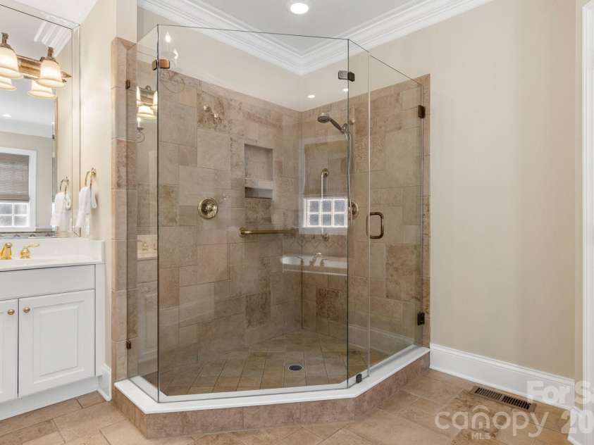 5604 Challis View Lane, Charlotte, NC 28226.  MLS# CAR4416834, YatesRealty ID 46303. 
