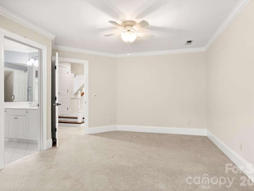 5604 Challis View Lane, Charlotte, NC 28226.  MLS# CAR4416834, YatesRealty ID 46303. 