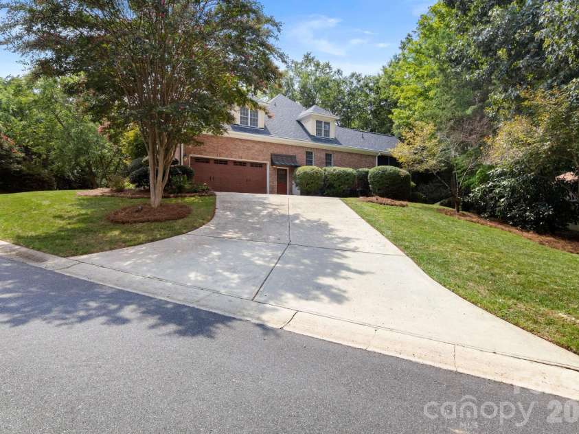 5604 Challis View Lane, Charlotte, NC 28226.  MLS# CAR4416834, YatesRealty ID 46303. 