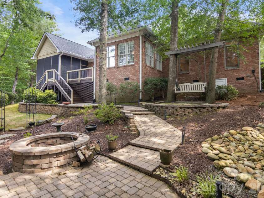 5604 Challis View Lane, Charlotte, NC 28226.  MLS# CAR4416834, YatesRealty ID 46303. 