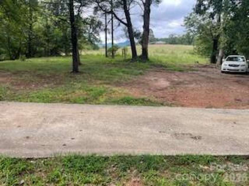 595 Glenwood Drive, Marion, NC 28752.  MLS# CAR4417004, YatesRealty ID 46304. 