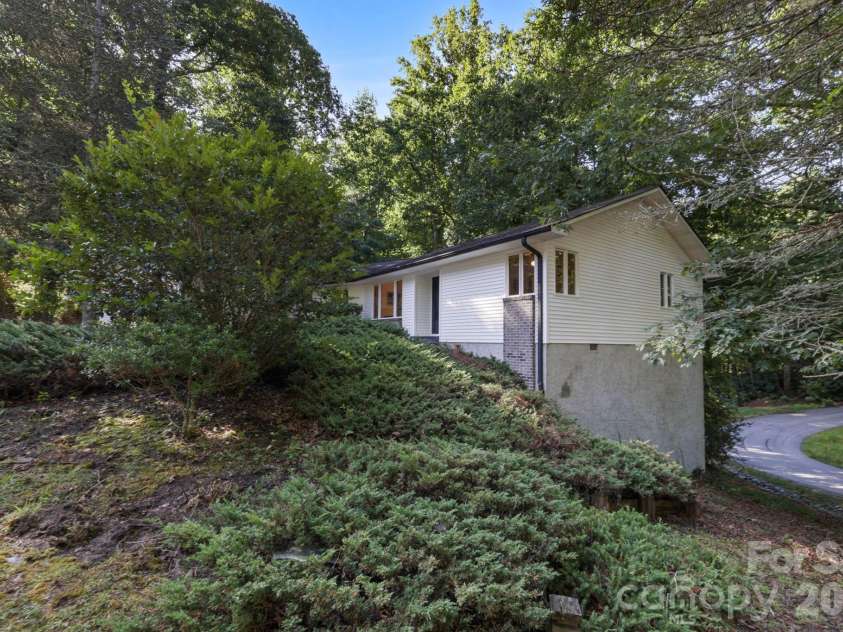 18 Rosewood Trail, Hendersonville, NC 28739.  MLS# CAR4406298, YatesRealty ID 46305. 