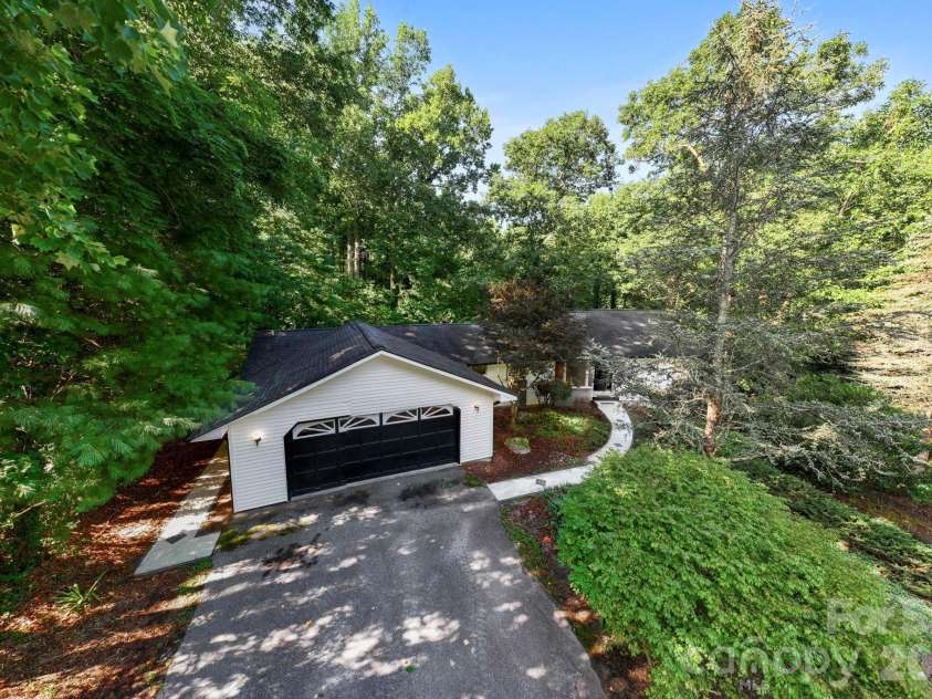 18 Rosewood Trail, Hendersonville, NC 28739.  MLS# CAR4406298, YatesRealty ID 46305. 