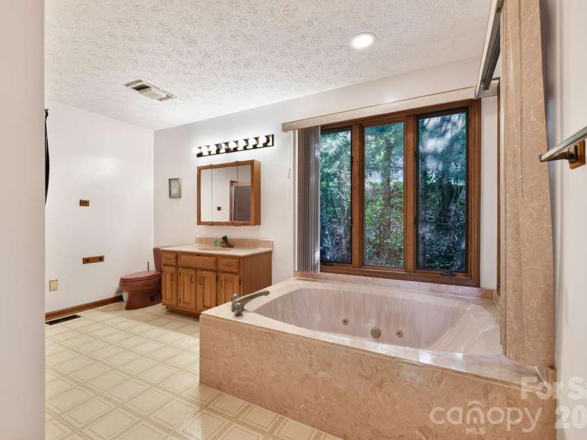 18 Rosewood Trail, Hendersonville, NC 28739.  MLS# CAR4406298, YatesRealty ID 46305. 