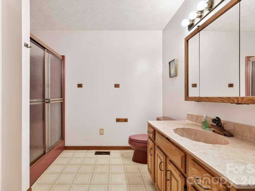 18 Rosewood Trail, Hendersonville, NC 28739.  MLS# CAR4406298, YatesRealty ID 46305. 