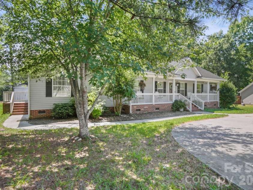 5130 Sedgefield Drive, Lancaster, SC 29720.  MLS# CAR4413593, YatesRealty ID 46308. 