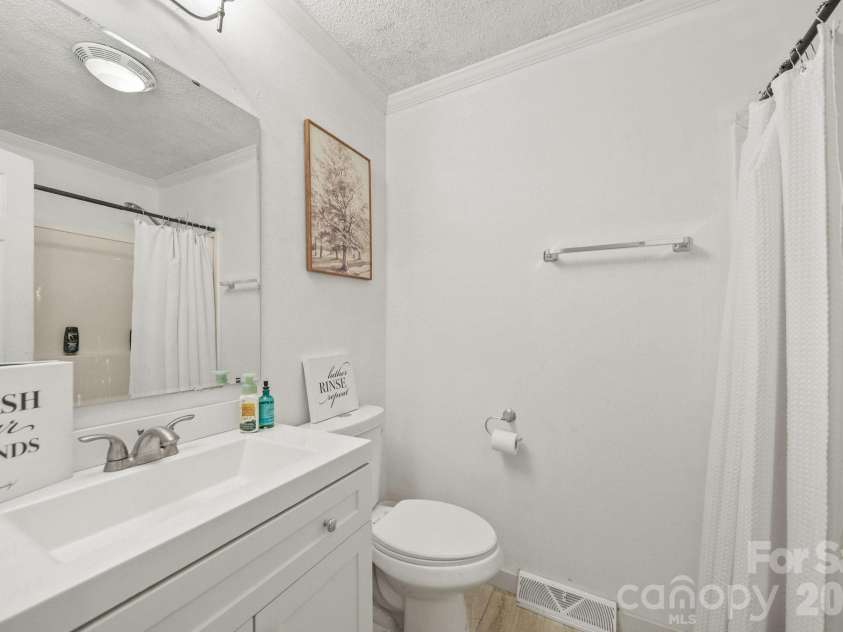 5130 Sedgefield Drive, Lancaster, SC 29720.  MLS# CAR4413593, YatesRealty ID 46308. Hall bathroom