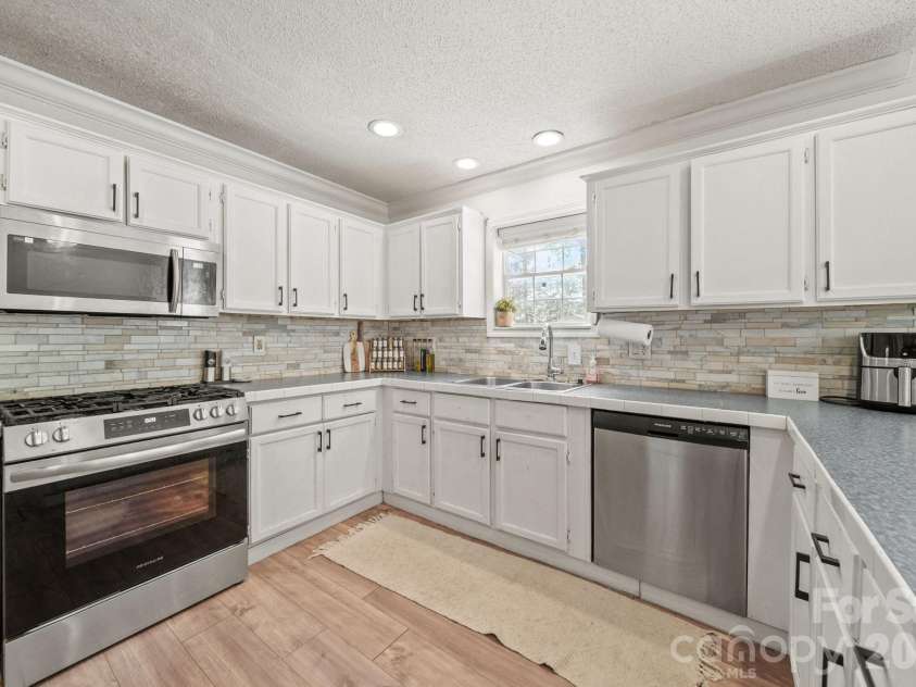 5130 Sedgefield Drive, Lancaster, SC 29720.  MLS# CAR4413593, YatesRealty ID 46308. Kitchen