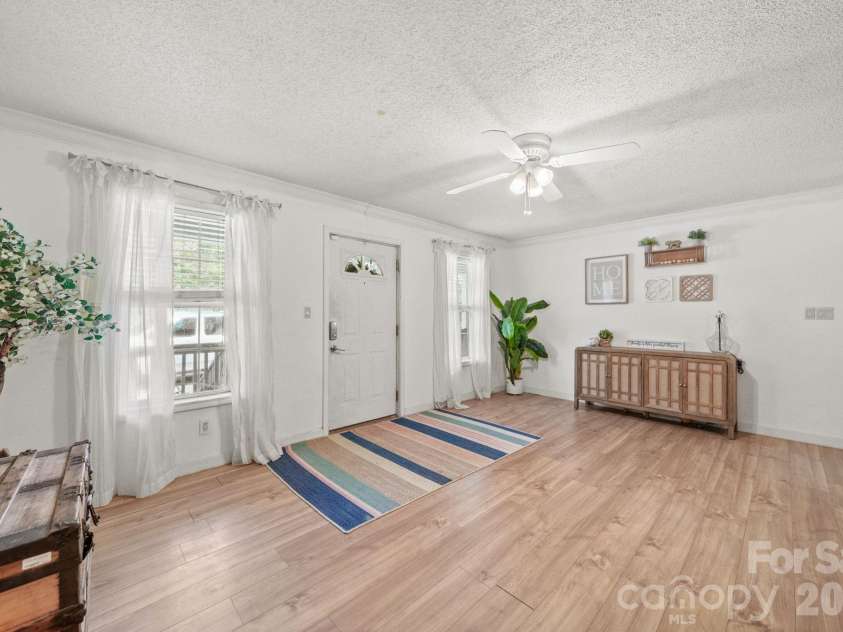 5130 Sedgefield Drive, Lancaster, SC 29720.  MLS# CAR4413593, YatesRealty ID 46308. Large front entry way
