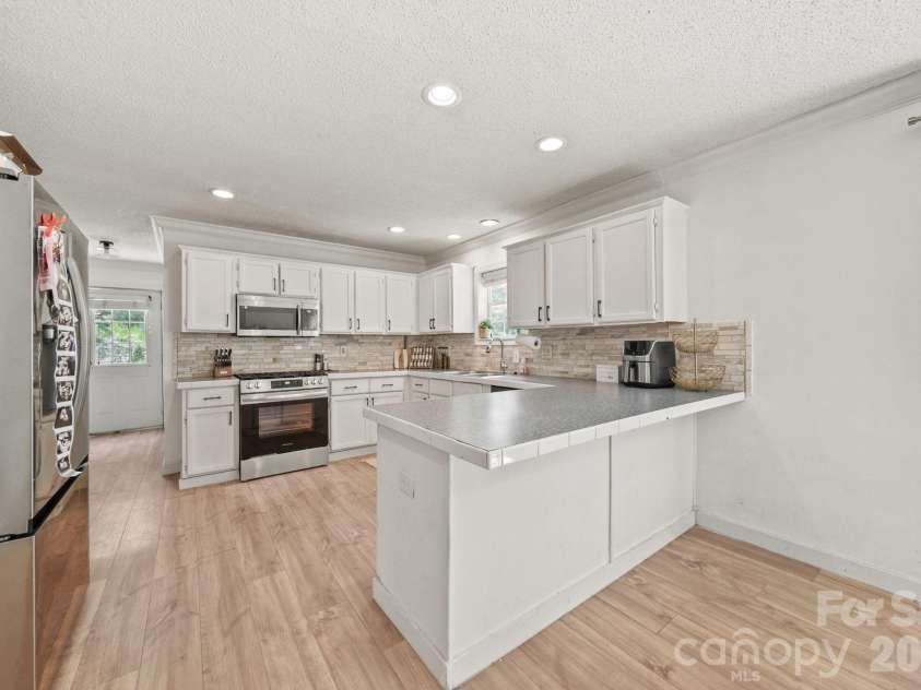 5130 Sedgefield Drive, Lancaster, SC 29720.  MLS# CAR4413593, YatesRealty ID 46308. Open ktichen