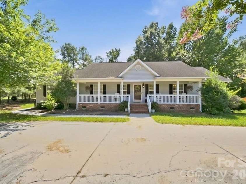 5130 Sedgefield Drive, Lancaster, SC 29720.  MLS# CAR4413593, YatesRealty ID 46308. Welcome Home!