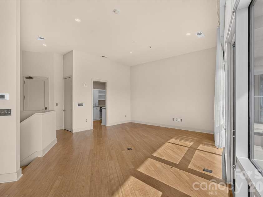 1133 Metropolitan Avenue, Charlotte, NC 28204.  MLS# CAR4412878, YatesRealty ID 4631. Bamboo flooring thru out