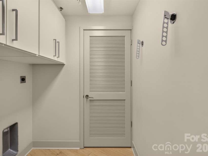 1133 Metropolitan Avenue, Charlotte, NC 28204.  MLS# CAR4412878, YatesRealty ID 4631. Laundry