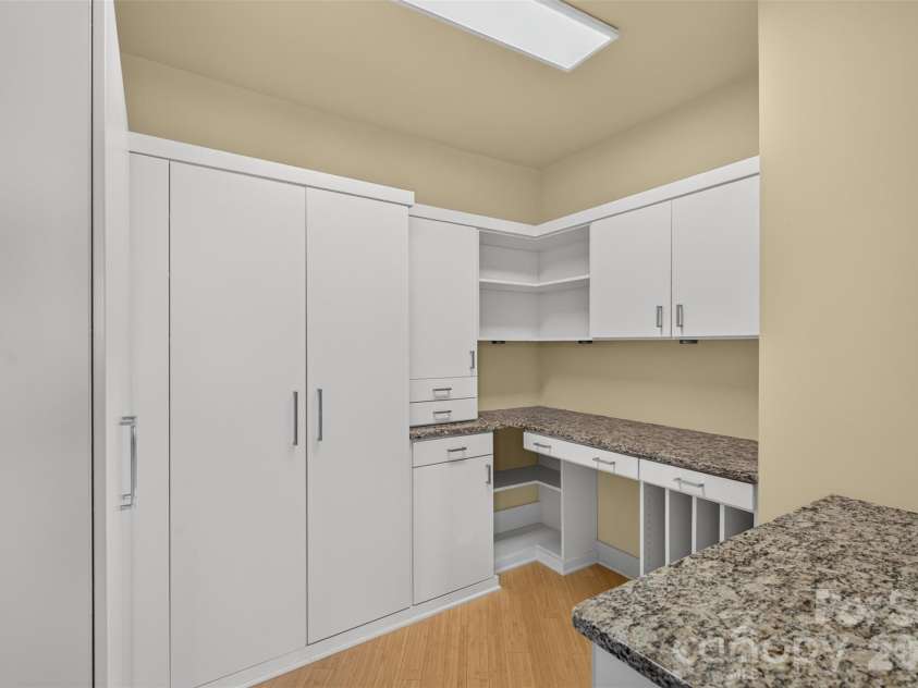 1133 Metropolitan Avenue, Charlotte, NC 28204.  MLS# CAR4412878, YatesRealty ID 4631. Workroom/flex space