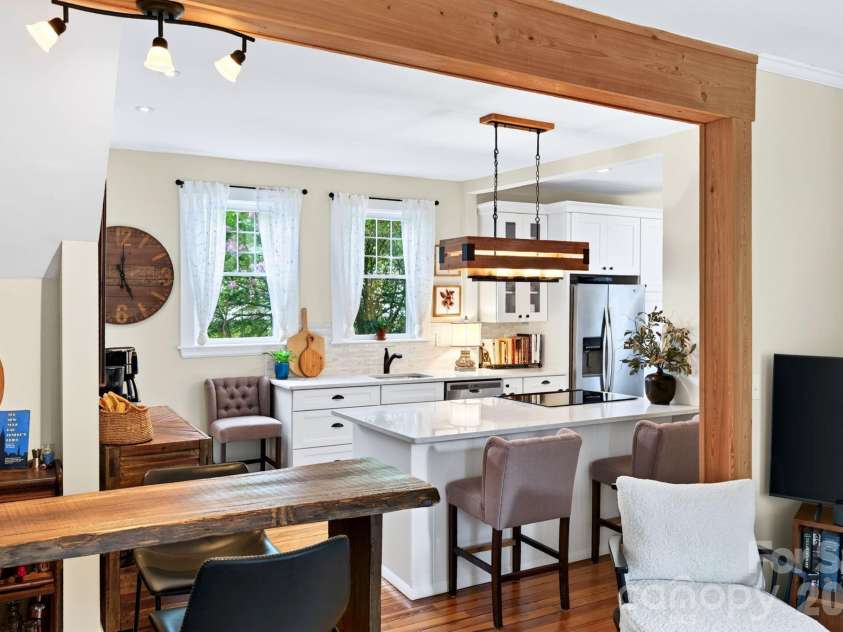 46 Chestnut Street, Asheville, NC 28801.  MLS# CAR4415682, YatesRealty ID 46311. 