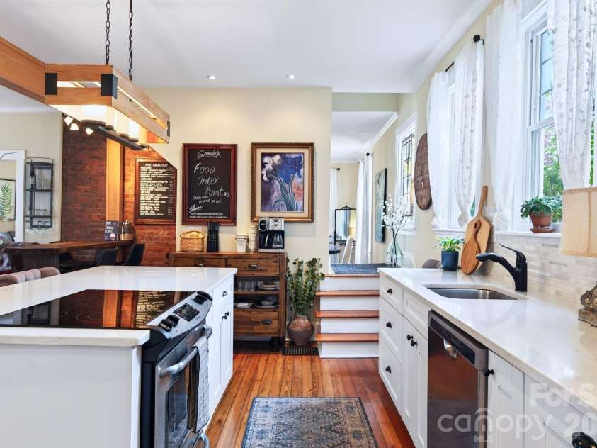 46 Chestnut Street, Asheville, NC 28801.  MLS# CAR4415682, YatesRealty ID 46311. 