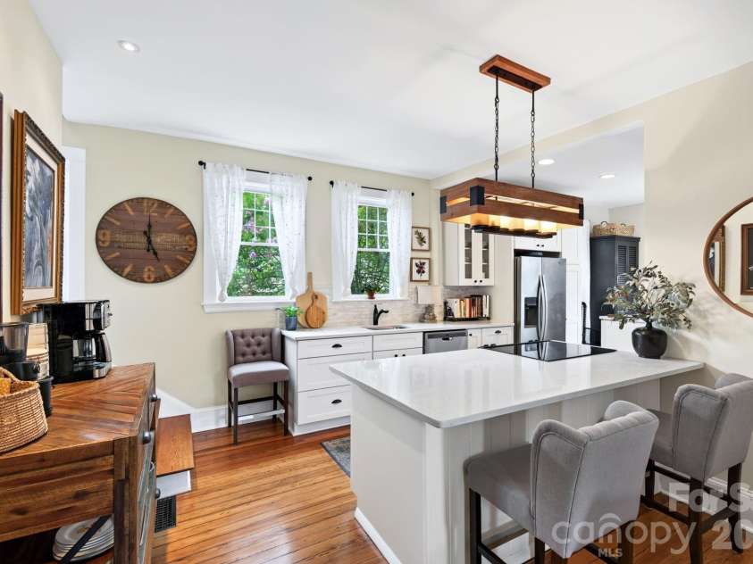 46 Chestnut Street, Asheville, NC 28801.  MLS# CAR4415682, YatesRealty ID 46311. 