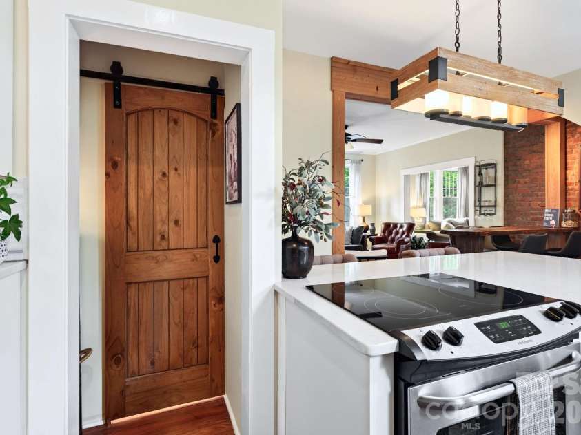 46 Chestnut Street, Asheville, NC 28801.  MLS# CAR4415682, YatesRealty ID 46311. 