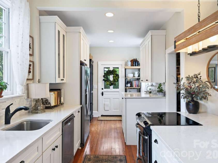 46 Chestnut Street, Asheville, NC 28801.  MLS# CAR4415682, YatesRealty ID 46311. Beautiful Kitchen
