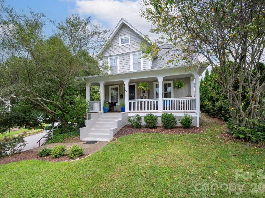 46 Chestnut Street, Asheville, NC 28801.  MLS# CAR4415682, YatesRealty ID 46311. Elevated Level Corner Lot