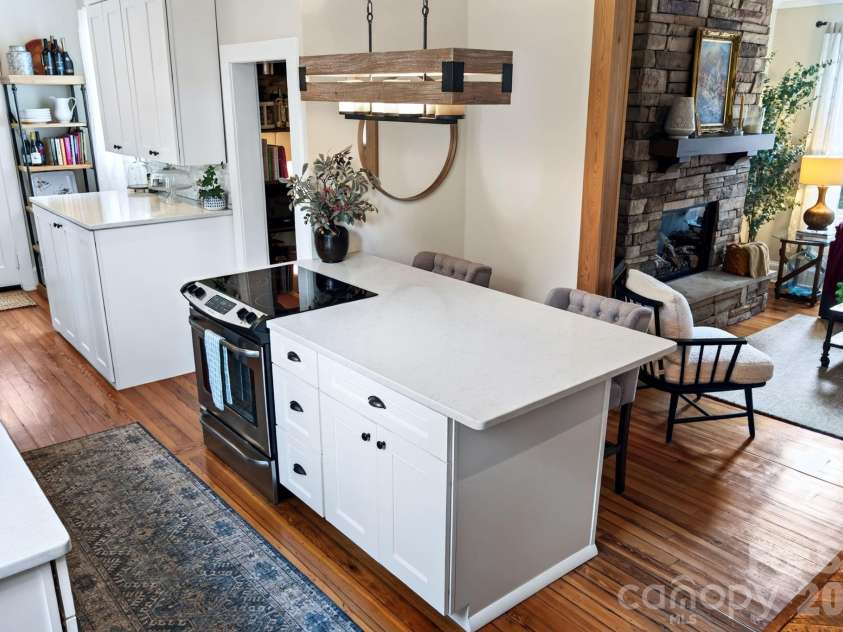 46 Chestnut Street, Asheville, NC 28801.  MLS# CAR4415682, YatesRealty ID 46311. Kitchen Island with seating