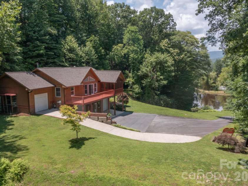 134 Valle Way, Hendersonville, NC 28739.  MLS# CAR4391167, YatesRealty ID 46320. 