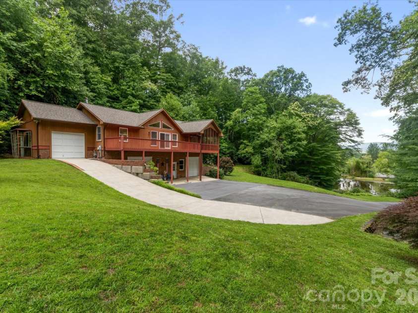 134 Valle Way, Hendersonville, NC 28739.  MLS# CAR4391167, YatesRealty ID 46320. 