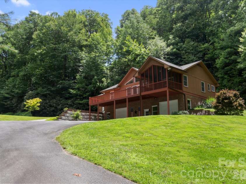 134 Valle Way, Hendersonville, NC 28739.  MLS# CAR4391167, YatesRealty ID 46320. 