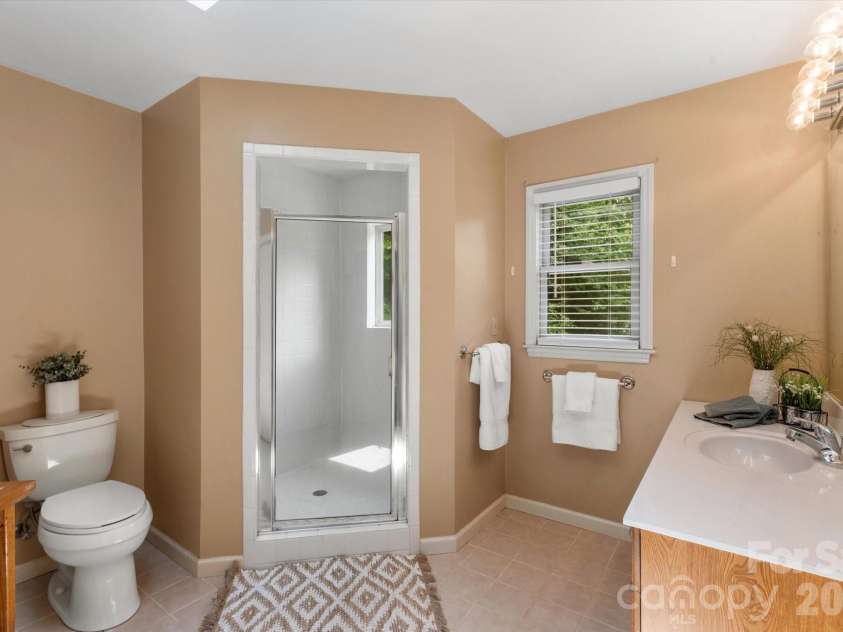 134 Valle Way, Hendersonville, NC 28739.  MLS# CAR4391167, YatesRealty ID 46320. Primary bathroom