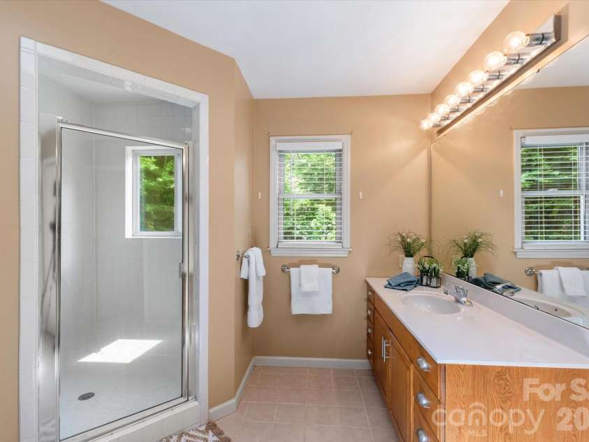 134 Valle Way, Hendersonville, NC 28739.  MLS# CAR4391167, YatesRealty ID 46320. Primary ensuite bathroom