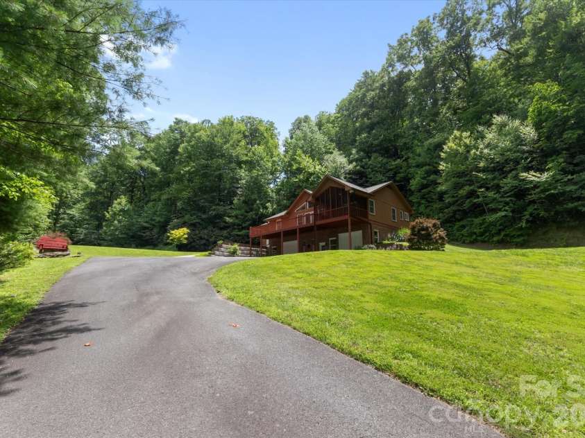 134 Valle Way, Hendersonville, NC 28739.  MLS# CAR4391167, YatesRealty ID 46320. Private driveway